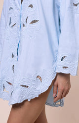 JULIET DUNN POPLIN CUT-OUT EMBROIDERED SHIRT IN SKY BLUE